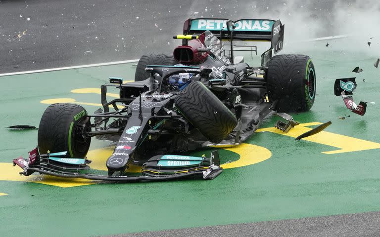 El auto destrozado de Valtteri Bottas (Mercedes); el finlandés protagonizó un comienzo caótico de carrera en Hungría