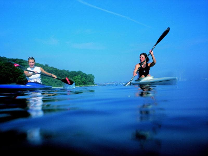 Den Stress in der Stadt lassen: Am Kleinen Belt verbringt man, wie hier beim Kajak fahren, typischerweise viel Zeit auf dem Wasser. Foto: VisitDenmark