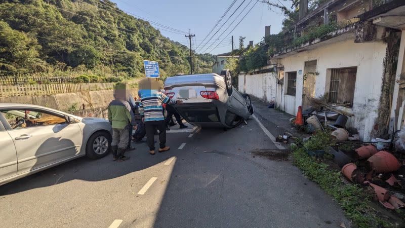 ▲劉婦疑因不熟路況，竟直直撞上路邊水泥磚頭，造成車輛翻覆。（圖／翻攝畫面）