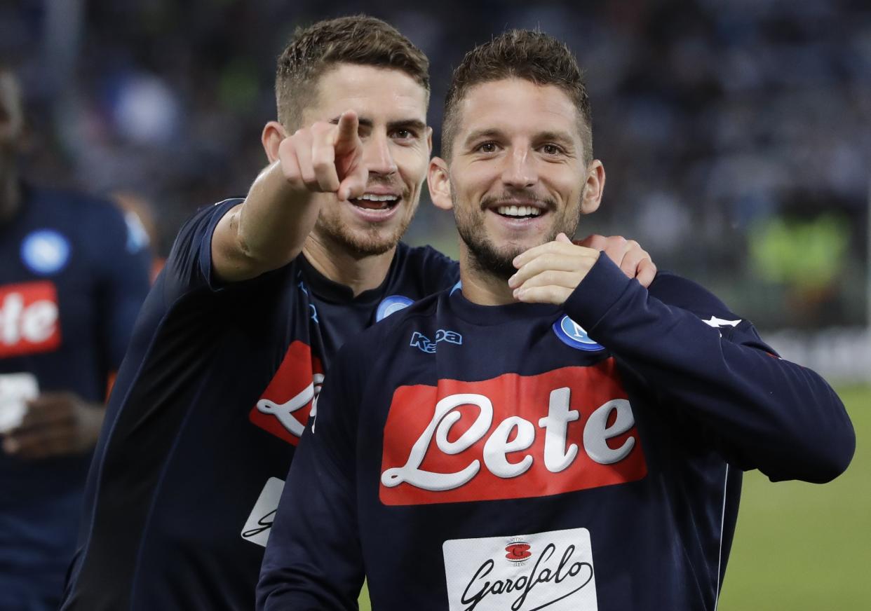 Dries Mertens junto a Jorginho tras derrotar a la Lazio en el Estadio Olímpico de Roma (Foto: AP Photo/Alessandra Tarantino)