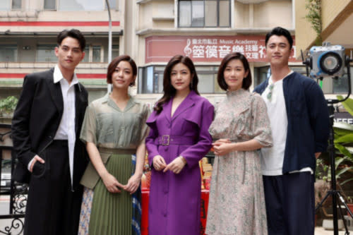 The cast of the new drama at the press conference
