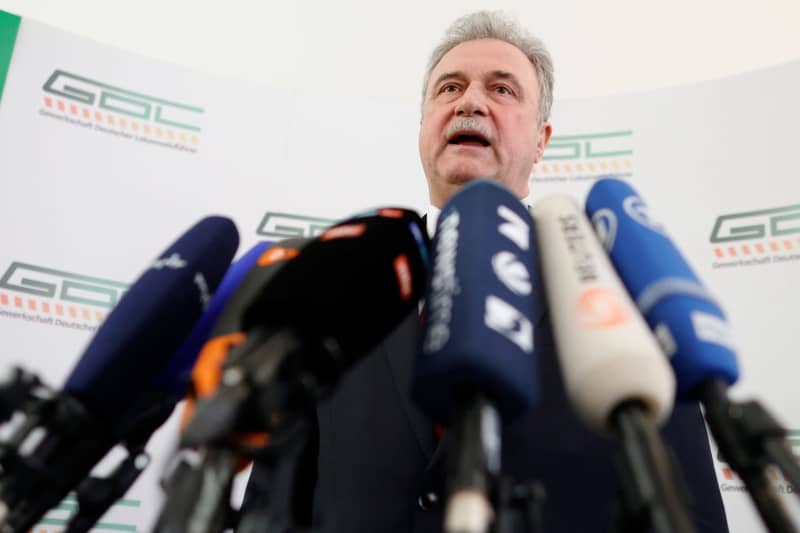 Claus Weselsky, Chairman of the German Train Drivers' Union (GDL), talks to journalists at a press conference about the agreement reached with Deutsche Bahn in the wage dispute. Carsten Koall/dpa