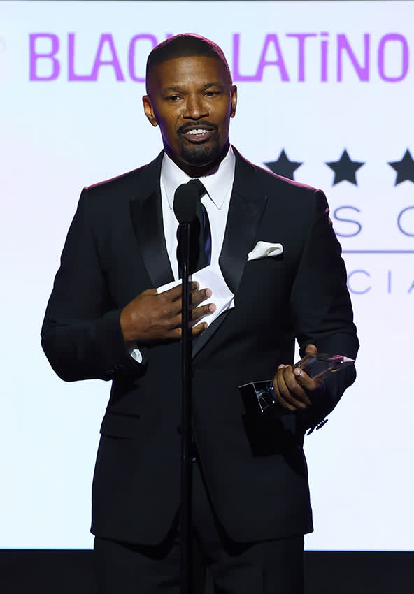 Jamie Foxx recibe un premio entre lágrimas meses después de su hospitalización