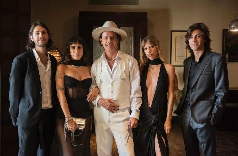 Coti Sorokin junto a sus cuatro hijos: Ivan, Maia, Leyre y Dylan. Junto a Cande, el cantante y compositor pudo construir una familia ensamblada, y hoy todos disfrutan de los momentos que comparten. Así sucedió en la gran fiesta de casamiento 