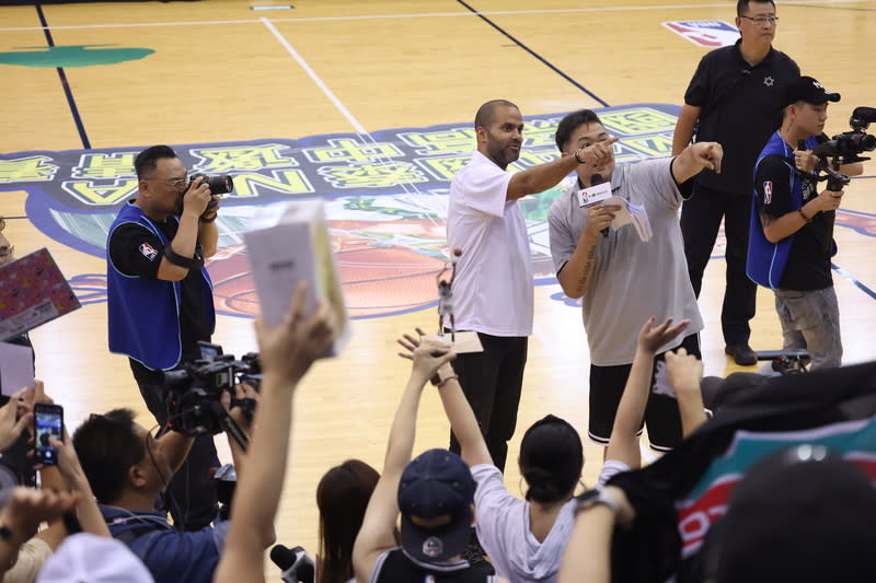 前NBA球星帕克台藝大與粉絲互動 有「法國小跑車」之稱的前NBA球星帕克（Tony  Parker）（中白衣者）應邀訪台，27日下午在台藝大 出席粉絲見面會，近距離與球迷們互動。 中央社記者趙世勳攝  113年4月27日 