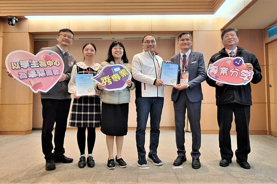 獲2023「微笑台灣創意教案」參獎學校代表於市政會議獻獎