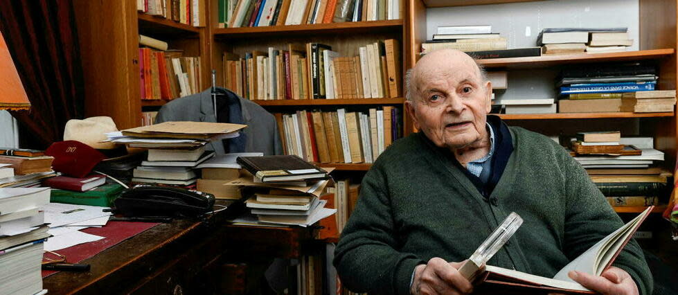 Marcel Conche dans le bureau de sa maison de Treffort, dans l'Ain.
