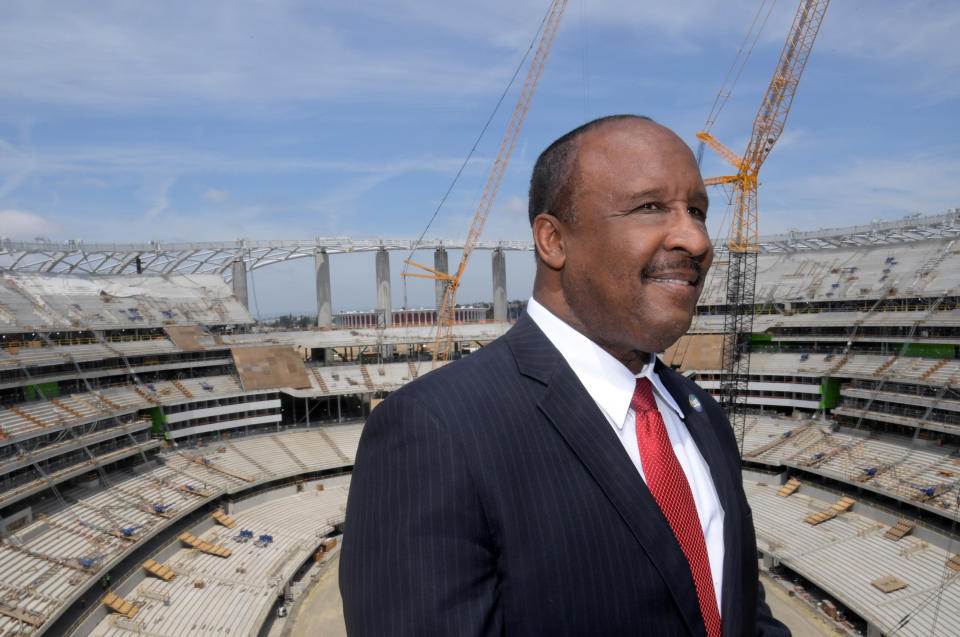 El alcalde de Inglewood, James T. Butts, posa para una foto. (Foto: Kirby Lee-USA TODAY Sports)