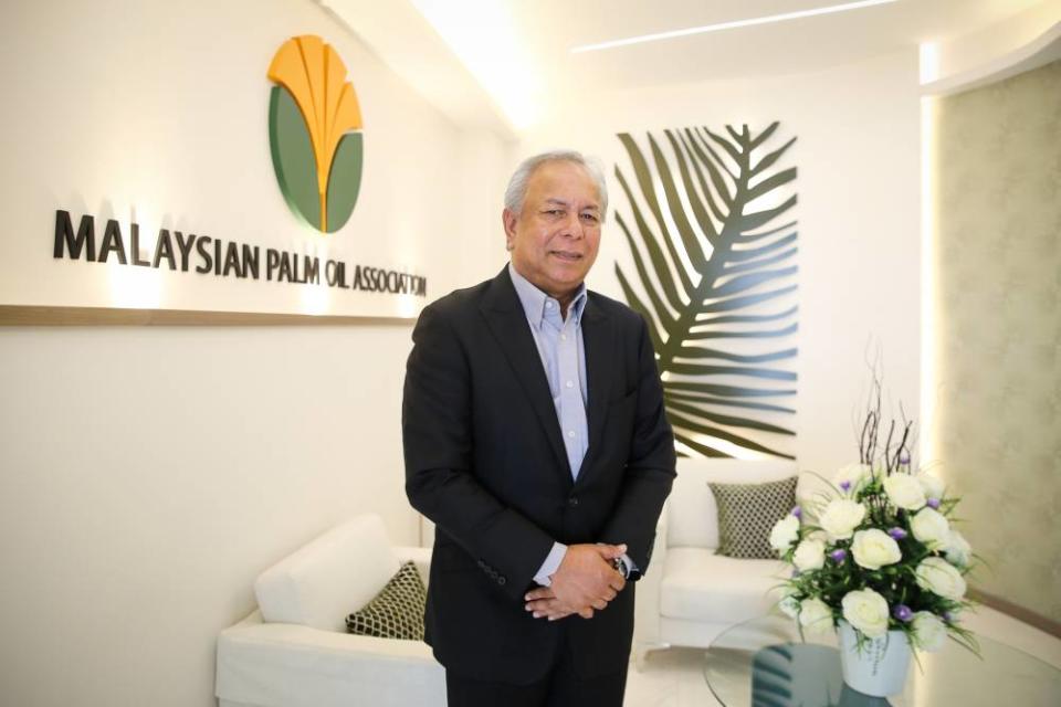 Malaysia Palm Oil Association (MPOA) chief executive Datuk Nageeb Wahab speaks to Malay Mail during an interview in Shah Alam. ― Picture by Yusof Mat Isa