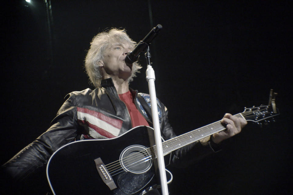 En esta imagen proporcionada por Hulu, Jon Bon Jovi en una escena de la docuserie "Thank You, Good Night: The Bon Jovi Story", que se estrena el 26 de abril. (Disney/Hulu vía AP)