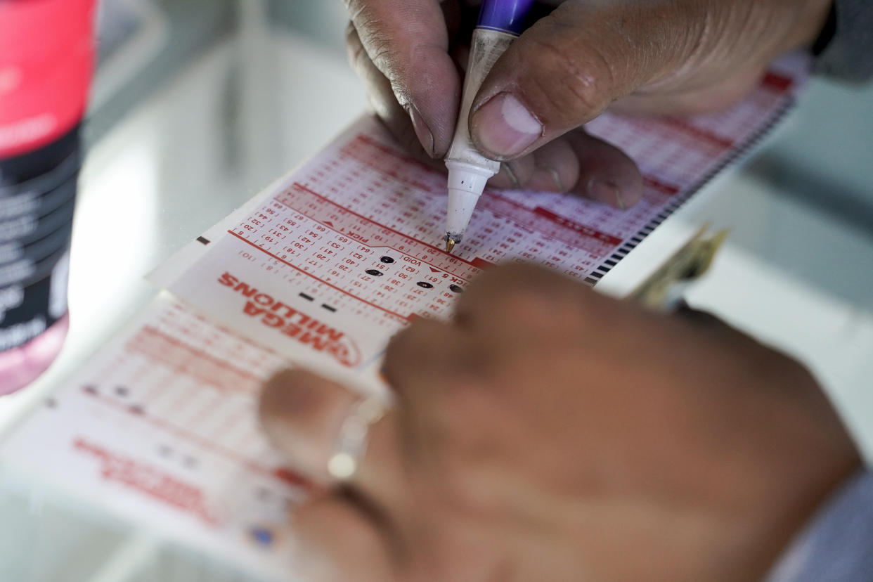 Boletos de lotería Mega Millions en Ernie's Liquors en Palo Alto, California. Foto: AP/Godofredo A. Vásquez