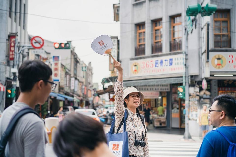 以徒步導覽展開員工旅遊，島內散步帶著企業客戶走進以往不曾探索的地方故事。   圖：島內散步／提供