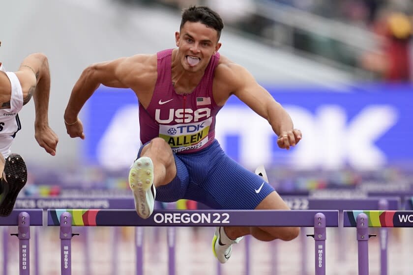 El esetadounidense Devon Allen gana la eliminatoria para los 110 metros con vallas en el Mundial de Atletismo, el sábado 16 de julio de 2022, en Eugene, Oregon (AP Foto/Ashley Landis)