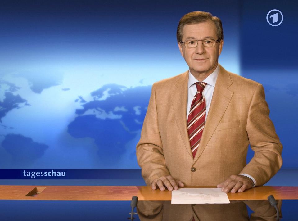 Im Jahr 1985 übernahm Jan Hofer erstmals die Präsentation der Nachrichten, seit 10. Oktober 2004 ist er Chefsprecher. Ende 2020 hörte der damals 68-Jährige bei der "Tageschau" auf, meldete sich aber kurz darauf im TV zurück: Zunächst nahm er an der RTL-Tanzshow "Let's Dance" teil, seit August 2021 ist er Hauptmoderator des Nachrichtenjournals "RTL Direkt". (Bild: NDR / Holde Schneider)