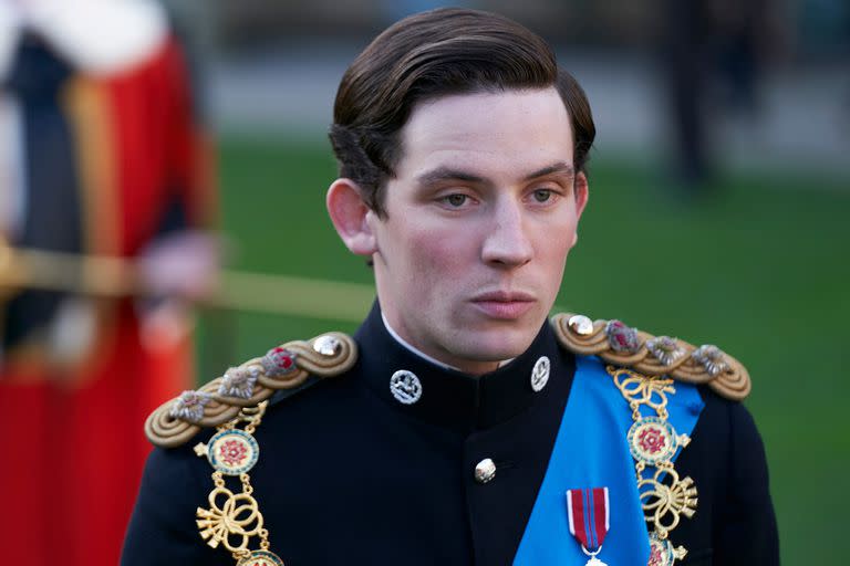 Josh O’Connor como el príncipe Carlos, en The Crown