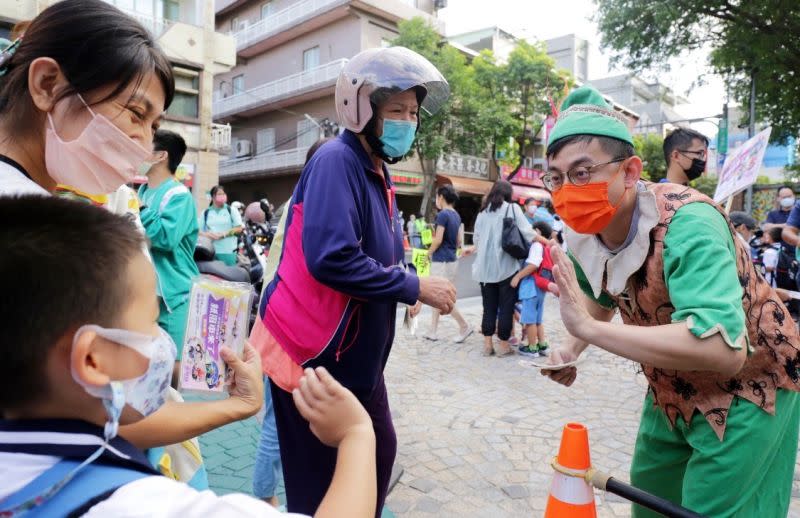 ▲卓冠廷今日特別化身為「小飛俠」，前往母校鶯歌國小宣傳紙風車周六開演（圖／卓冠廷選辦提供）