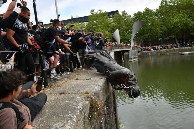 <strong>Protesters throwing a statue of Edward Colston into Bristol harbour during a Black Lives Matter protest rally.</strong> (Photo: Ben Birchall via PA Wire/PA Images)