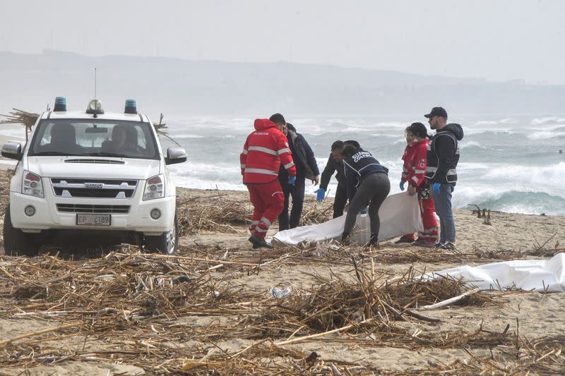 Rescatistas recuperan un cuerpo después de que un bote de migrantes naufragara y se encontraran cuerpos que se cree que eran de refugiados en Cutro, la costa este de la región italiana de Calabria, Italia