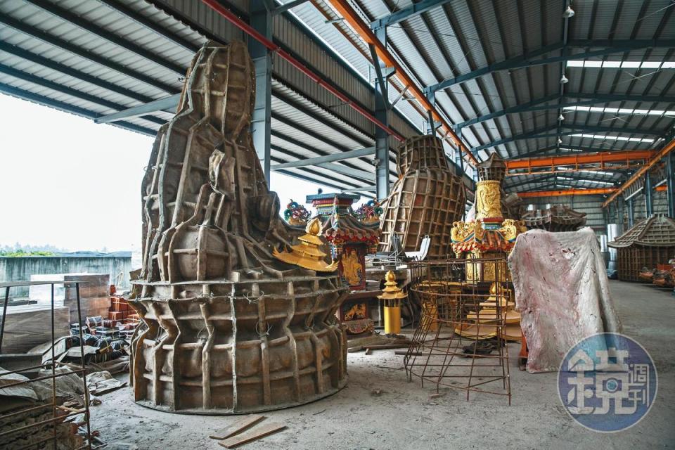 傳說藝品的廠區放滿了各式廟宇、宗祠，還有幾尊大型的神佛塑像模具。