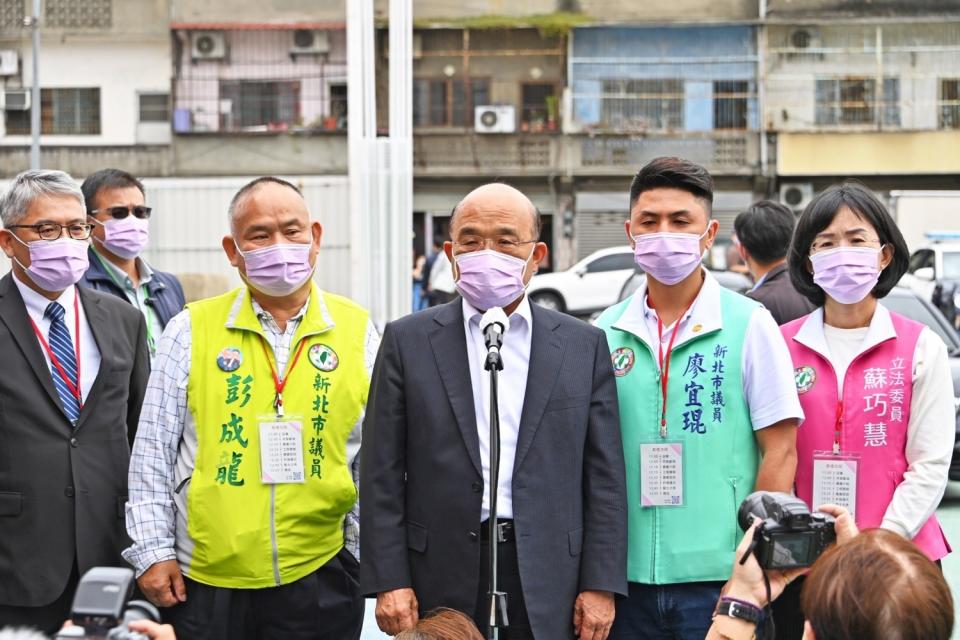 行政院長蘇貞昌今（12）天中午前往新北市出席「鶯陶·安居」社會住宅動土典禮前受訪。   圖：行政院提供