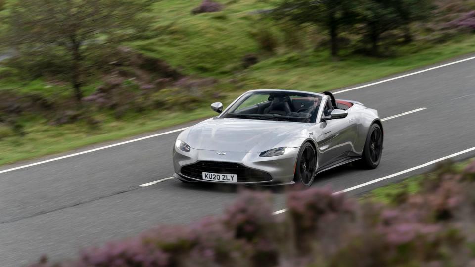 Frischluftsauser: Auch im offenen Aston Martin Vantage geht es mit bis zu 306 km/h mehr als flott voran.