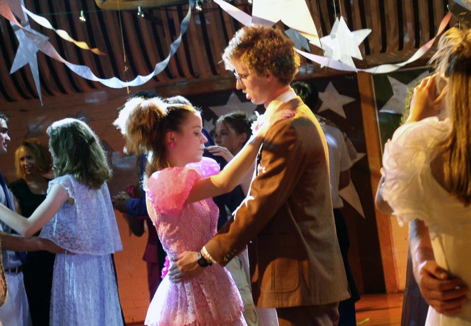 Couples slow-dancing at a school dance in "Napoleon Dynamite"