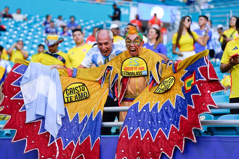 Hinchas colombianos en el Hard Rock Stadium.