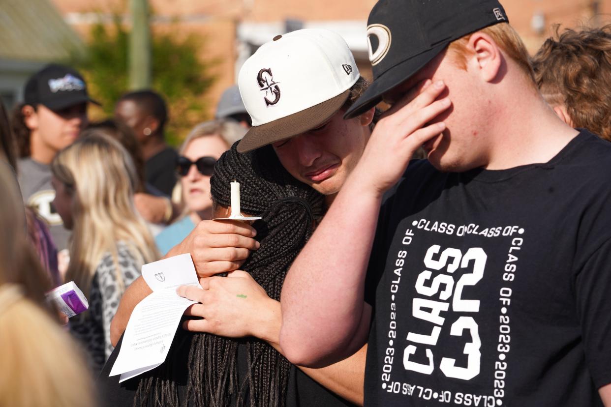 Dadeville High School students grieve together (Megan Varner/Getty)