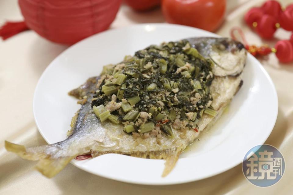 程安琪發表的調理包「雪菜肉末」搭配煎魚，就成了大菜「上海雪菜燴鯧魚」。