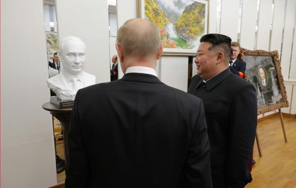 Kim Jong Un presents a bust in Putin's likeness.