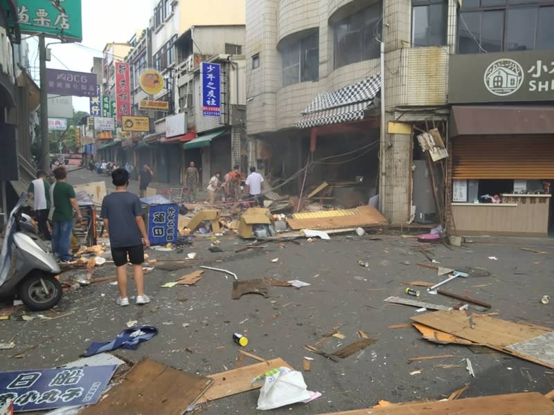 苗栗縣苗栗市天雲街一間牛肉麵店，3日上午不明原因氣爆，造成3人燒燙傷、1人腳割傷，現場一片狼籍。（中央社／民眾提供）