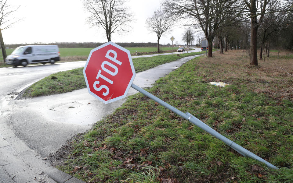 Ein vom Sturm umgerissenes Stoppschild in Manheim bei Kerpen (Nordrhein-Westfalen). (Bild: Reuters/Wolfgang Rattay)