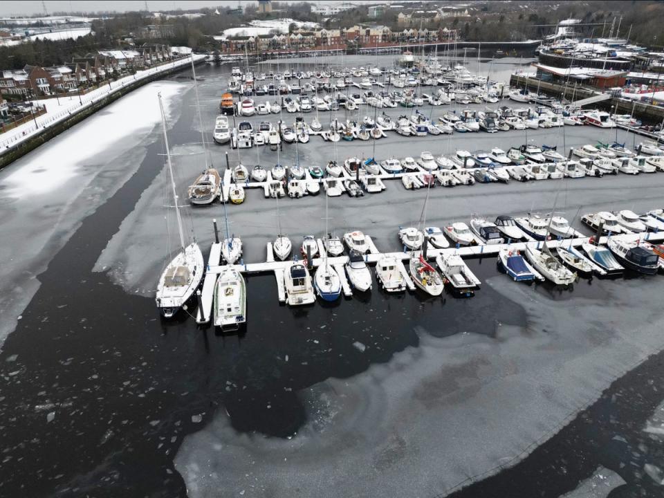 Barcos sentados en el congelado Royal Quays Marina en North Shields el domingo (Owen Humphreys/PA Wire)