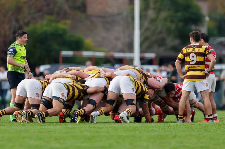 El pack de Belgrano empuja en un scrum favorable a Alumni, mientras espera Marino; el Marrón se hace fuerte en sus delanteros.