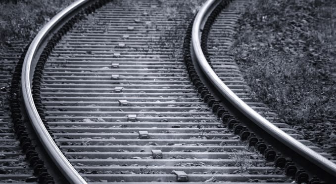 女子被發現陳屍在鐵路旁，已死亡多時。（圖／翻攝自pixabay）