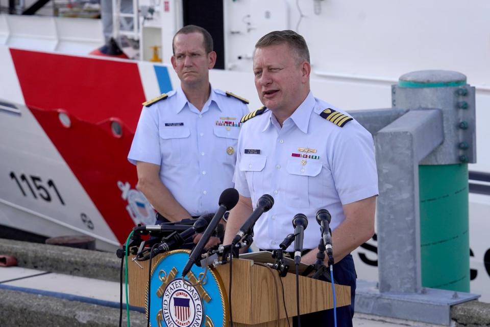 El capitán Jason Neubauer, investigador jefe de la Guardia Costera de los EEUU, a la derecha, habla con los medios de comunicación junto con el contralmirante de la Guardia Costera John Mauger (Copyright 2023 The Associated Press. Todos los derechos reservados)