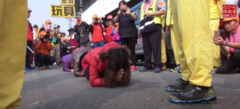 蘇媽媽在接上跪拜祈求媽祖幫忙。（圖／白沙屯媽祖網路電視台授權提供）