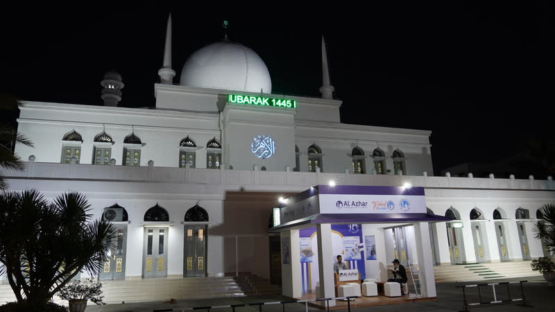 雅加達阿爾阿札清真寺外觀 位於雅加達市區的阿爾阿札清真寺在齋戒月期間會提 供免費飯盒，給穆斯林開齋使用。 中央社記者李宗憲雅加達攝  113年3月12日 