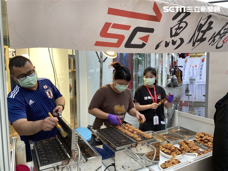  現場還準備餐車提供熱食給排隊民眾。（圖／記者林柏廷攝）