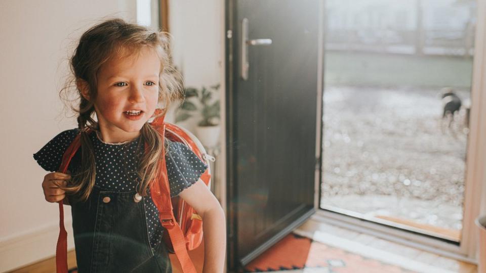 Niña volviendo de la escuela