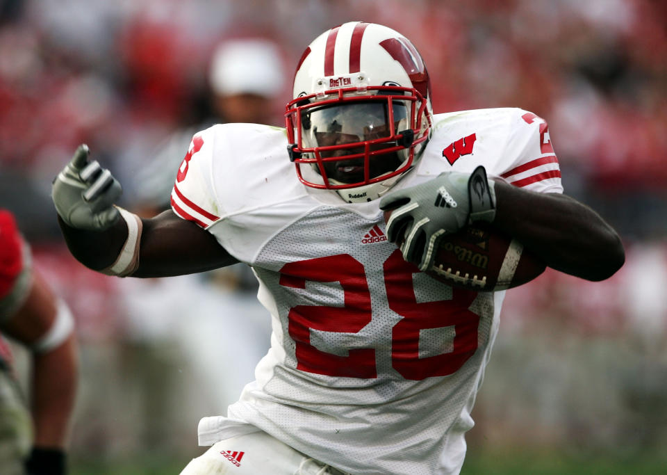 COLUMBUS, OH – OCTOBER 9: Anthony Davis #28 of Wisconsin runs with the ball against Ohio State at Ohio Stadium on October 9, 2004 in Columbus, Ohio. (Photo by Andy Lyons/Getty Images)