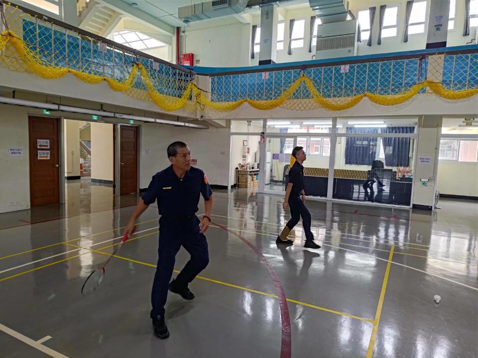 中市警東勢分局慶祝父親節首辦「88節羽球聯誼賽」。(圖/記者謝榮浤翻攝)