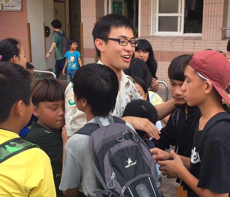 基隆市和平國小替代役男邱國葳（中）。（中央社／基隆市和平國小提供）