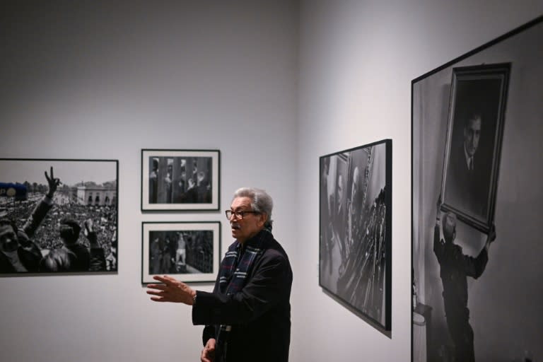 El fotoperiodista portugués Eduardo Gageiro, de 89 años, se expresa el 6 de abril de 2024 entre las imágenes de su exposición "Factum", sobre la Revolución de los Claveles, en Lisboa (Patricia de Melo Moreira)