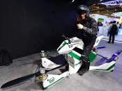 Die Polizei in Dubai hebt ab: In den Vereinigten Arabischen Emiraten gehen die Behörden demnächst in der Luft auf Verbrecherjagd, und zwar dank des russischen Hoverbikes Scorpion 3. Die ungewöhnlichen Fluggeräte wurden dieses Jahr bereits auf der Technologie-Messe GITEX vorgestellt. (Bild-Copyright: GIUSEPPE CACACE/AFP)