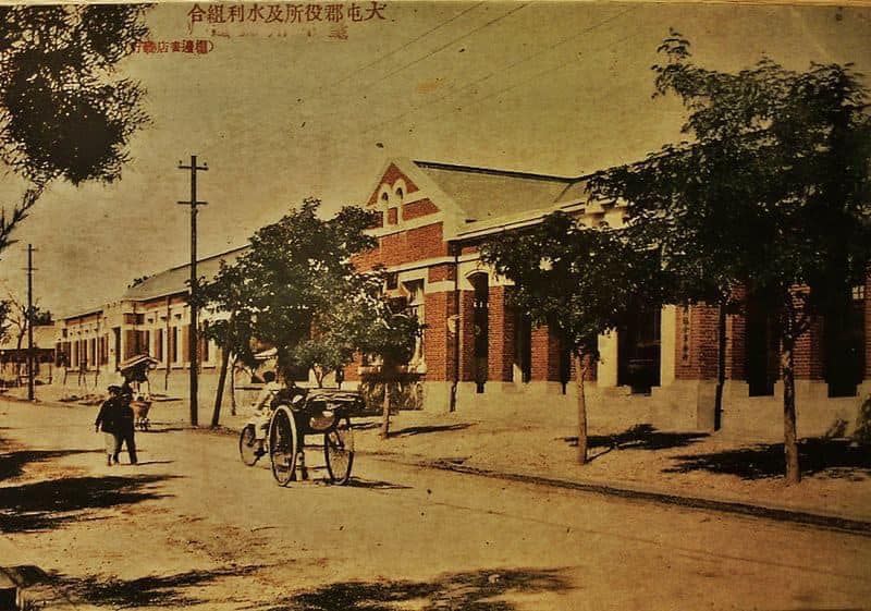 ▲1924年興建的大屯郡役所為一層樓建築，廳舍主體建築延續仿古典風格，以紅磚與白灰飾帶交織。（網路資料畫面，2022.06.27）