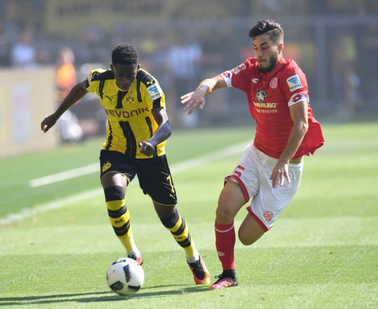 Dortmund's midfielder Ousmane Dembele (L) and Mainz' midfielder Suat Serdar clash on August 27, 2016