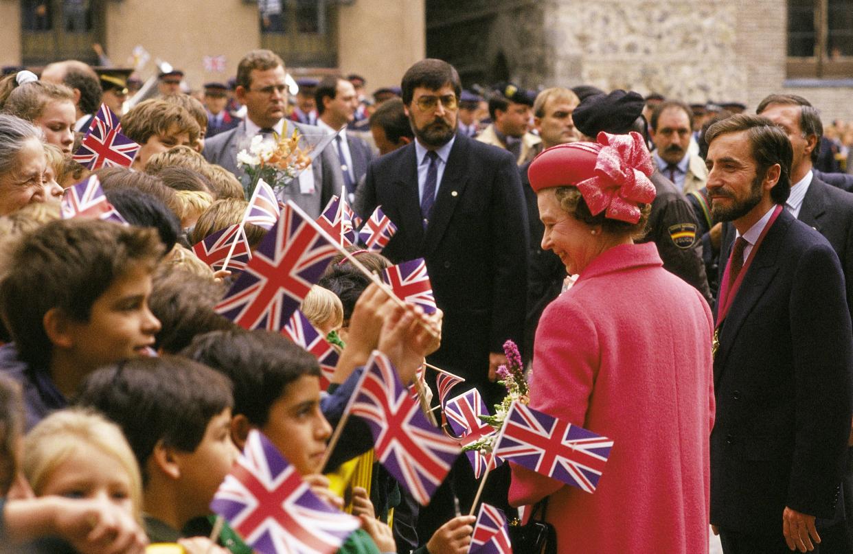 Isabel II, Queen of England, visits Madrid `Queen Elisabeth II greets to a group of children that wave British flags; with her the mayor of Madrid Juan Barranco`  (Photo by JMN/Cover/Getty Images)