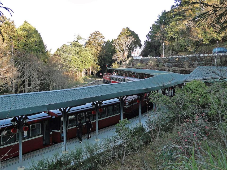 祝山車站（Photo via Wikimedia, by Bernard Gagnon, License: CC BY-SA 3.0，圖片來源：https://zh.wikipedia.org/zh-tw/祝山車站#/media/File:Jhushan_Station,_Taiwan_01.jpg）