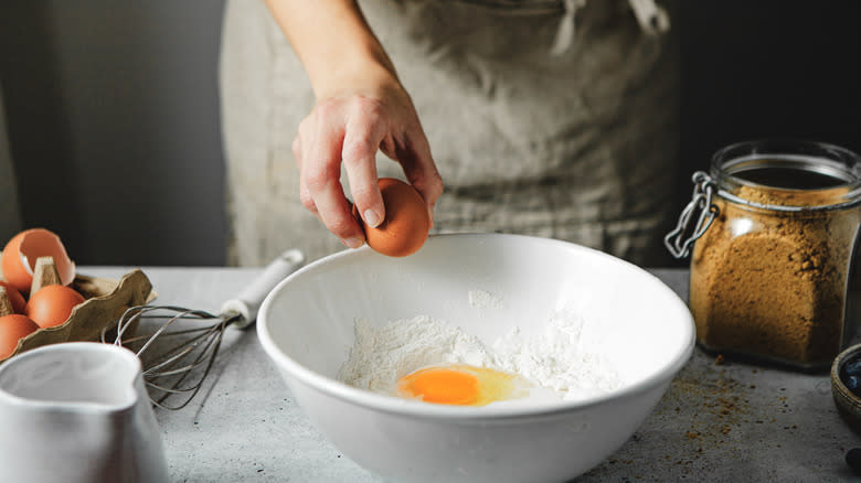 cracking egg on bowl rim